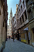 Bruxelles, Belgio - Rue March aux poulets guardando verso l'Hotel de Ville. 